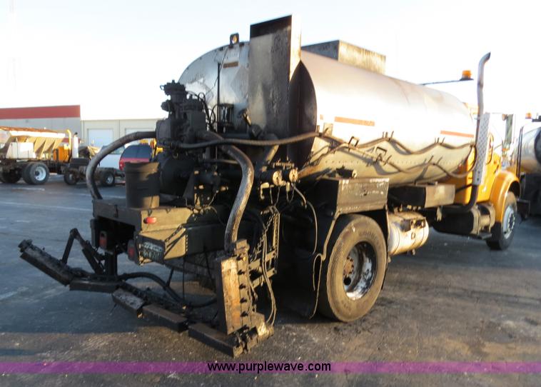 image for item F4370 1997 International 4900 oil distribution truck