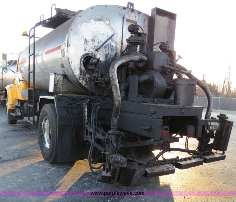 image for item F4370 1997 International 4900 oil distribution truck