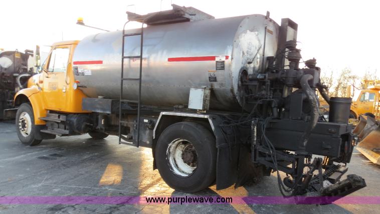 image for item F4370 1997 International 4900 oil distribution truck