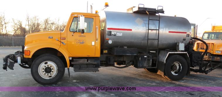 image for item F4370 1997 International 4900 oil distribution truck