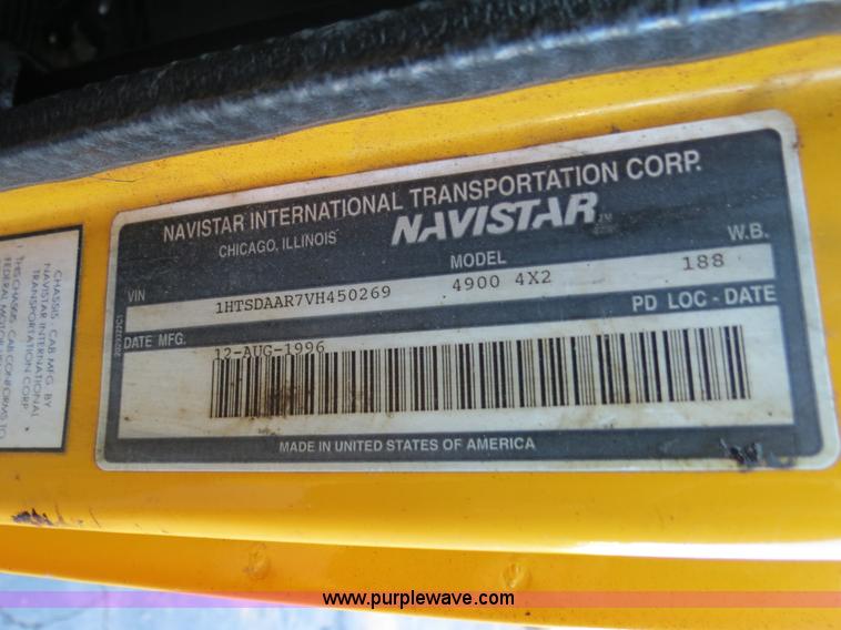 image for item F4370 1997 International 4900 oil distribution truck