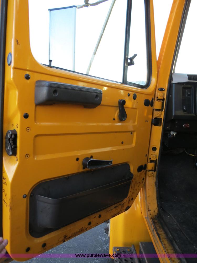 image for item F4370 1997 International 4900 oil distribution truck