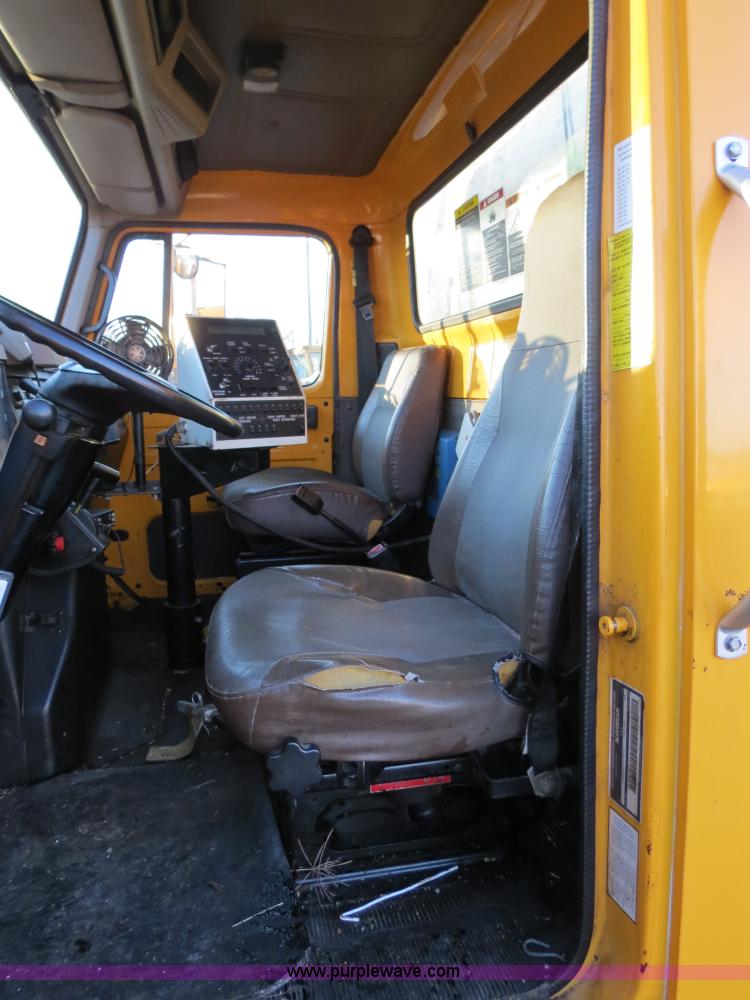 image for item F4370 1997 International 4900 oil distribution truck