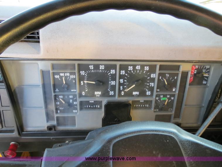 image for item F4370 1997 International 4900 oil distribution truck