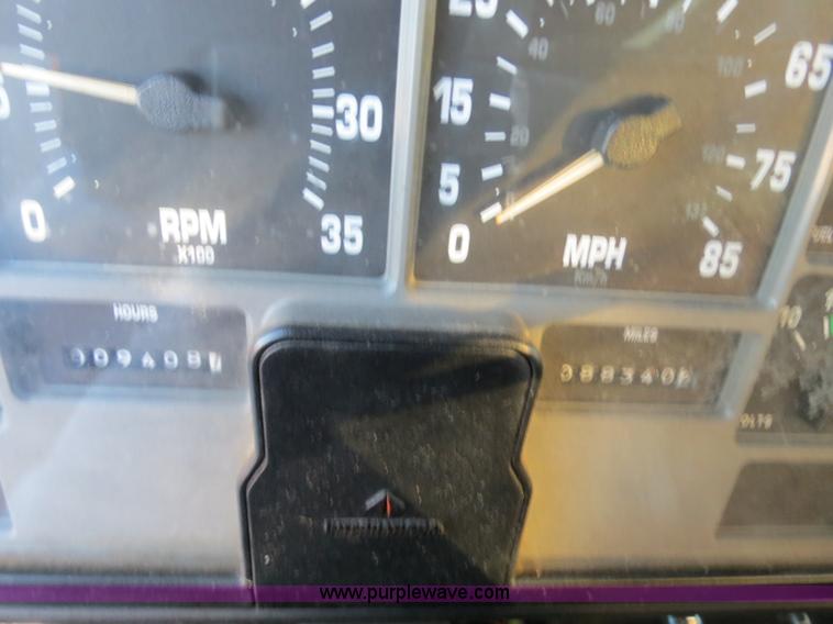 image for item F4370 1997 International 4900 oil distribution truck