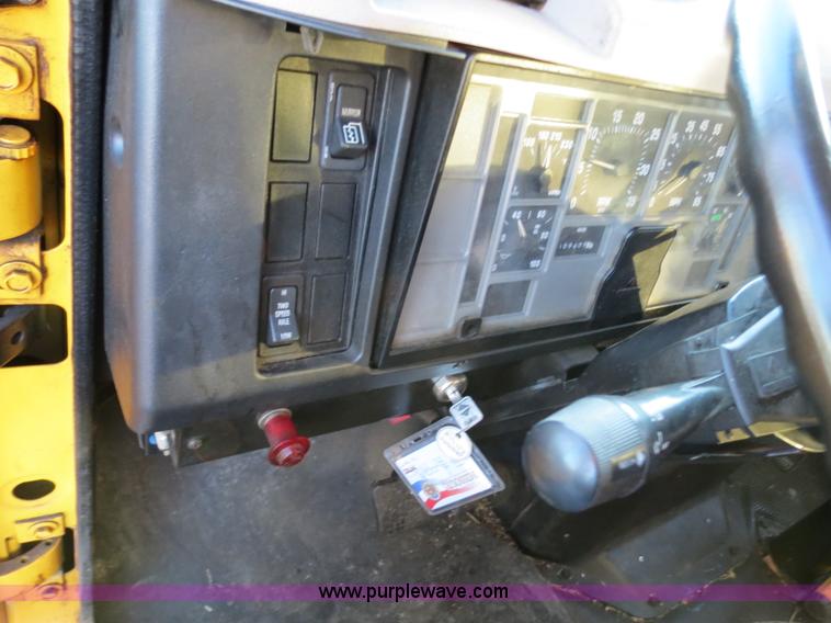 image for item F4370 1997 International 4900 oil distribution truck