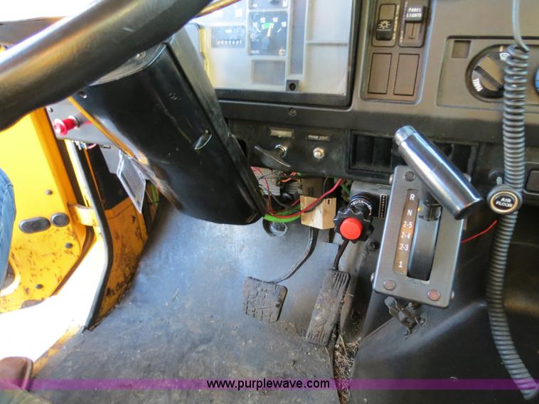 image for item F4370 1997 International 4900 oil distribution truck