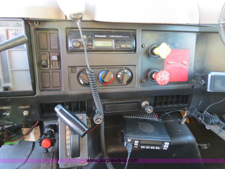 image for item F4370 1997 International 4900 oil distribution truck