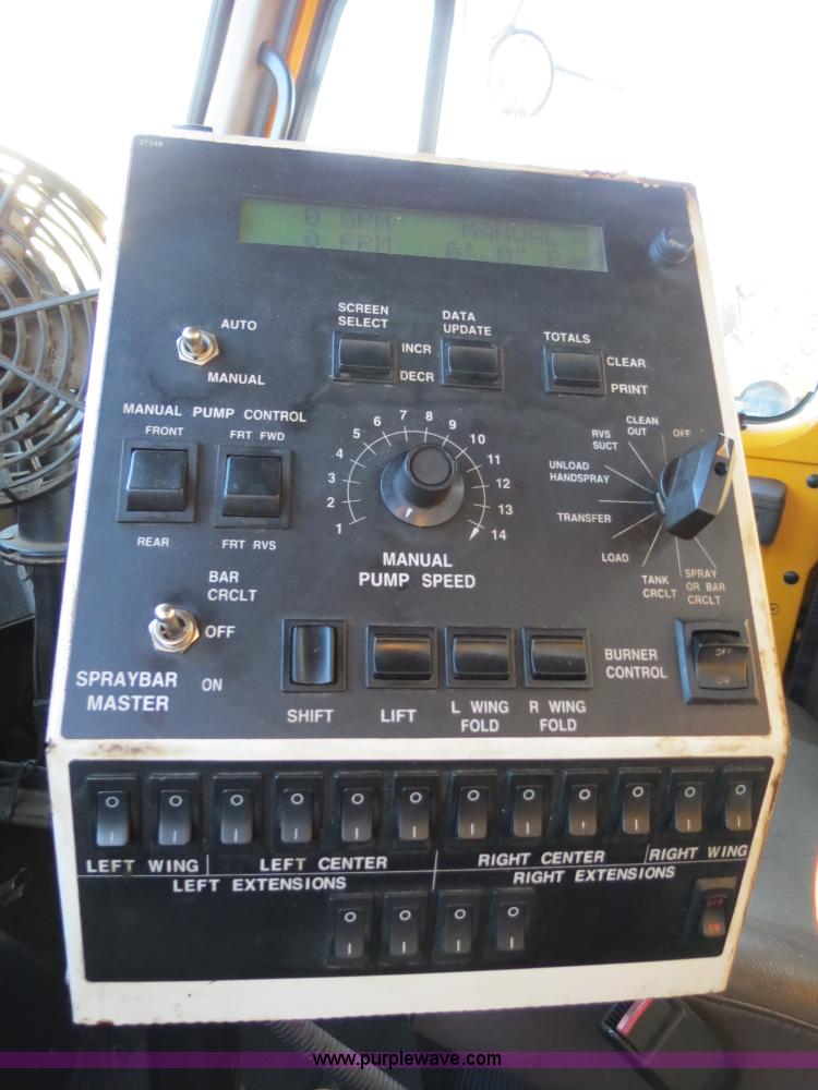 image for item F4370 1997 International 4900 oil distribution truck