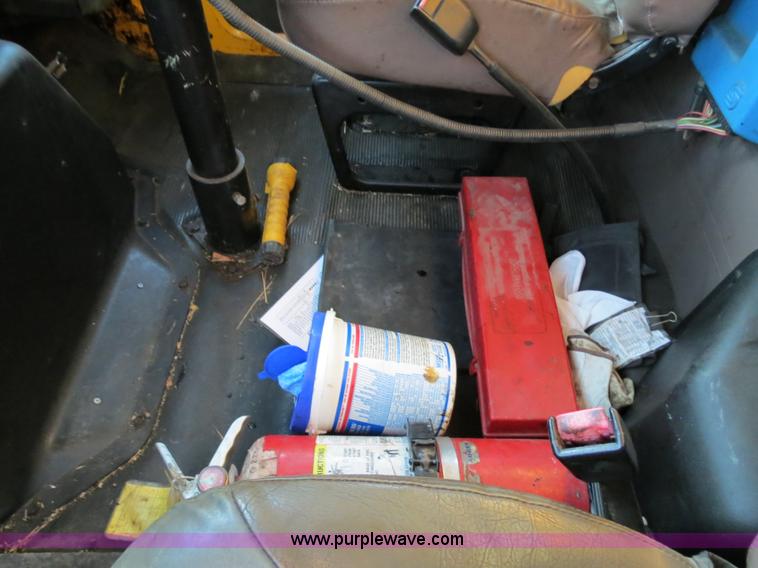 image for item F4370 1997 International 4900 oil distribution truck