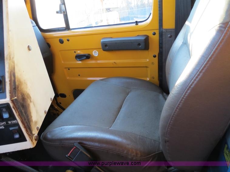 image for item F4370 1997 International 4900 oil distribution truck