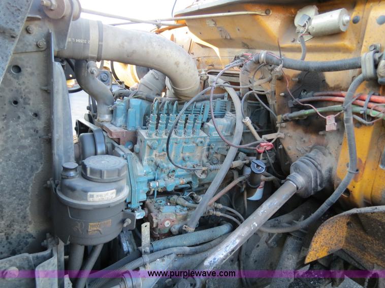 image for item F4370 1997 International 4900 oil distribution truck