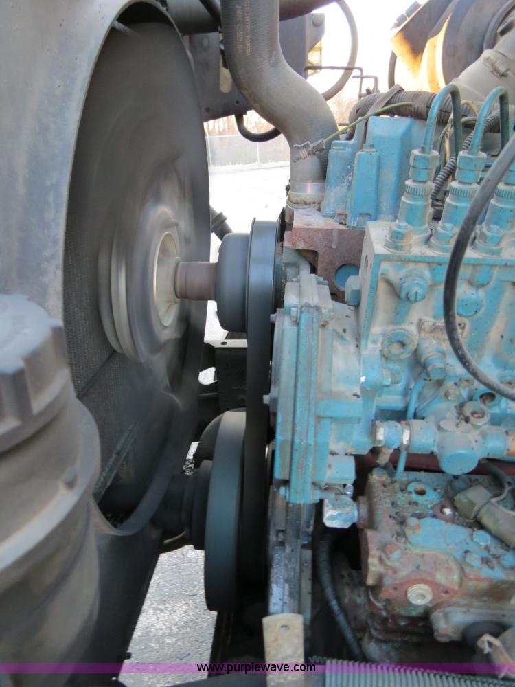 image for item F4370 1997 International 4900 oil distribution truck