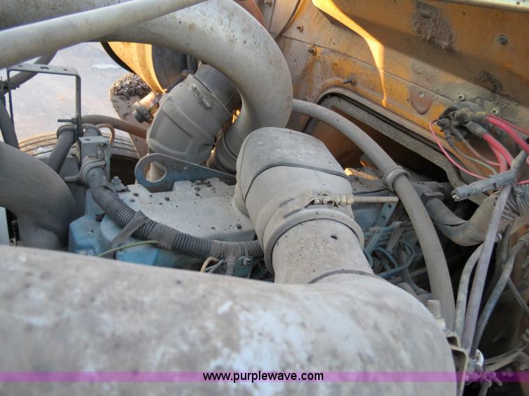 image for item F4370 1997 International 4900 oil distribution truck