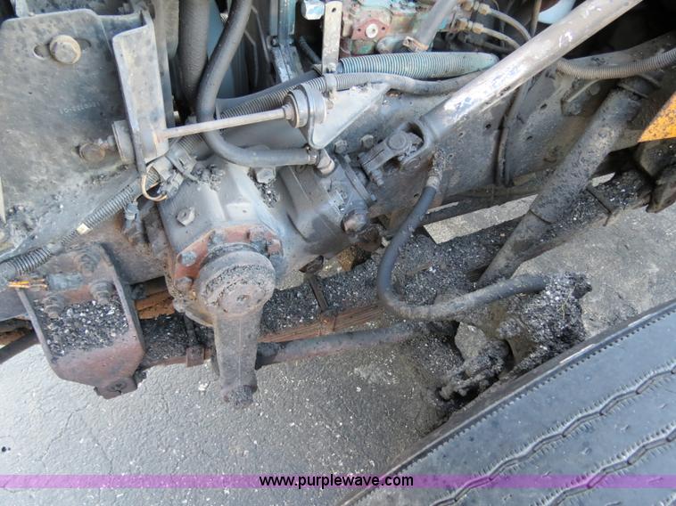 image for item F4370 1997 International 4900 oil distribution truck