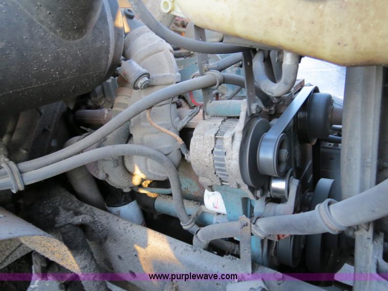 image for item F4370 1997 International 4900 oil distribution truck