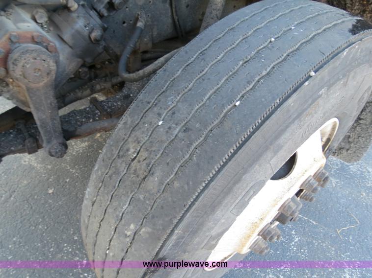 image for item F4370 1997 International 4900 oil distribution truck