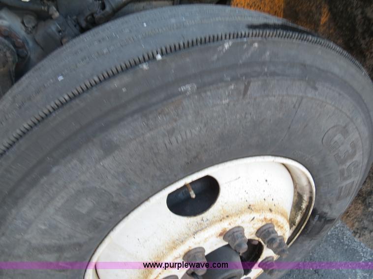 image for item F4370 1997 International 4900 oil distribution truck