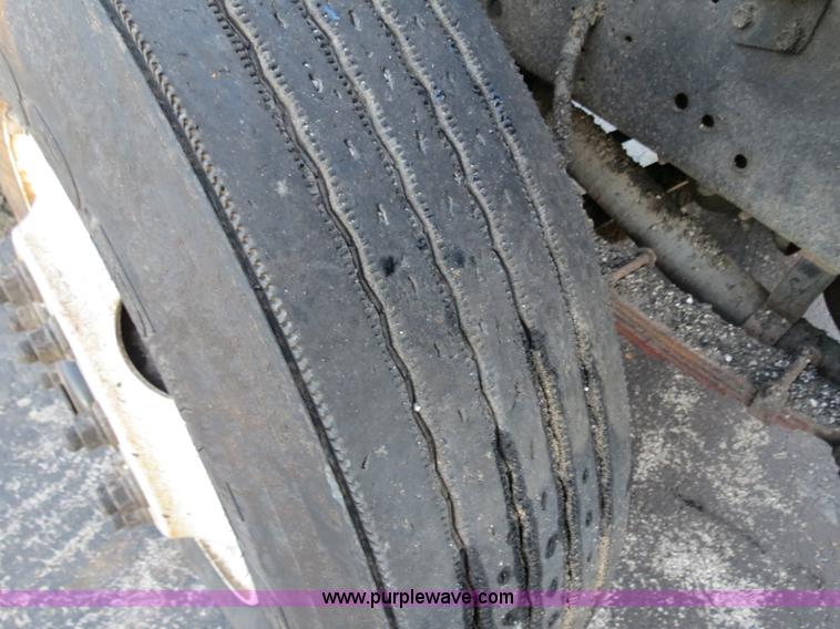 image for item F4370 1997 International 4900 oil distribution truck