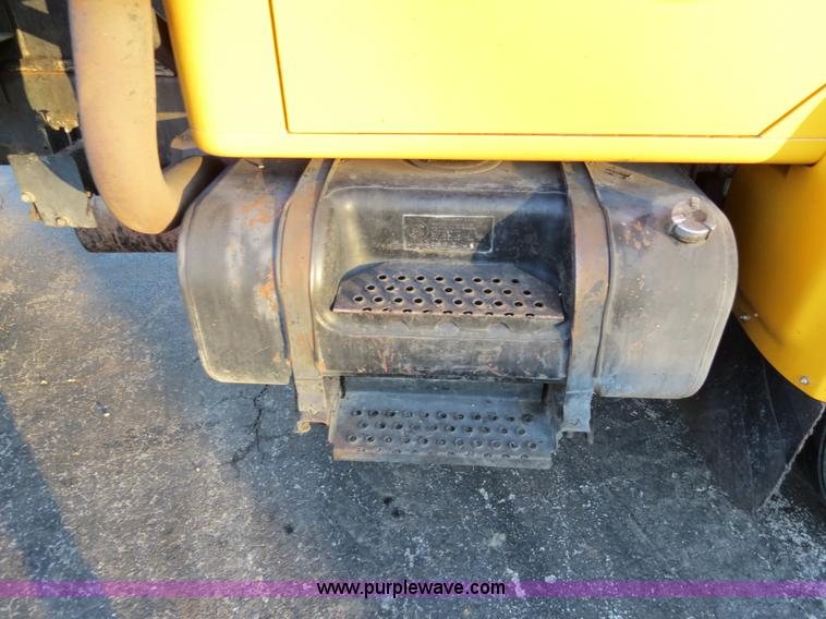 image for item F4370 1997 International 4900 oil distribution truck