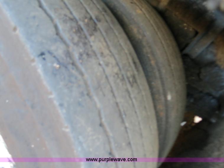 image for item F4370 1997 International 4900 oil distribution truck