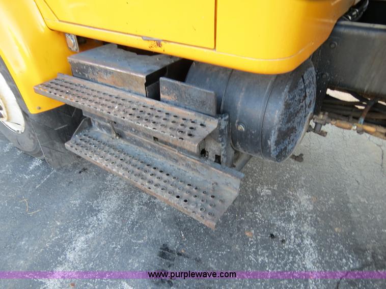 image for item F4370 1997 International 4900 oil distribution truck