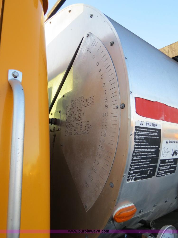 image for item F4370 1997 International 4900 oil distribution truck