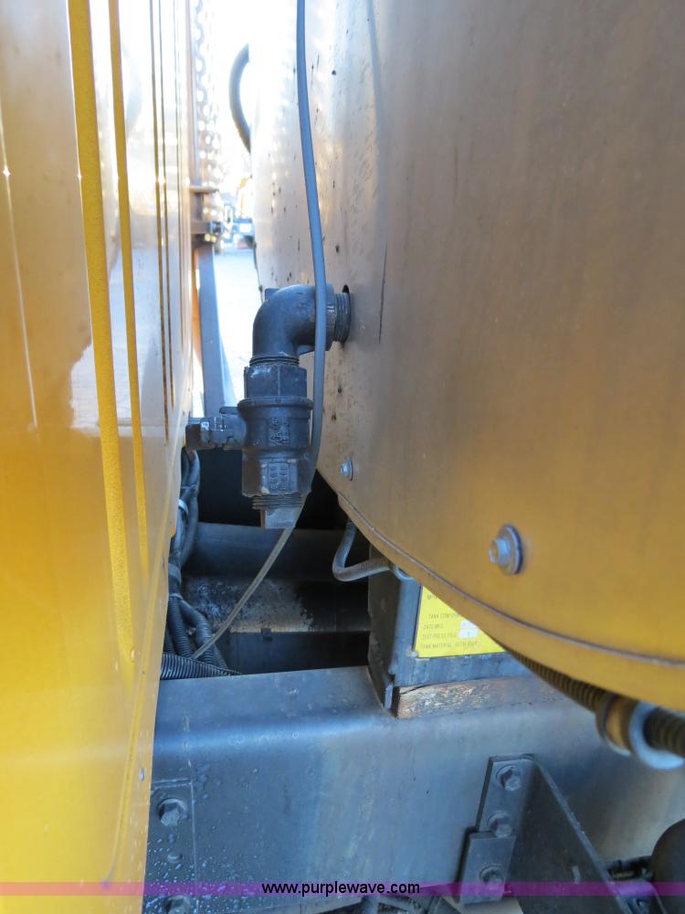 image for item F4370 1997 International 4900 oil distribution truck