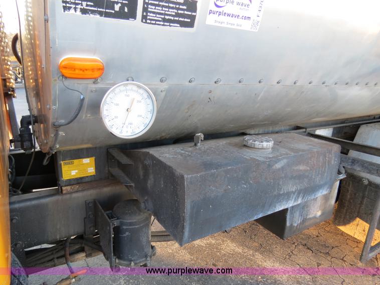 image for item F4370 1997 International 4900 oil distribution truck