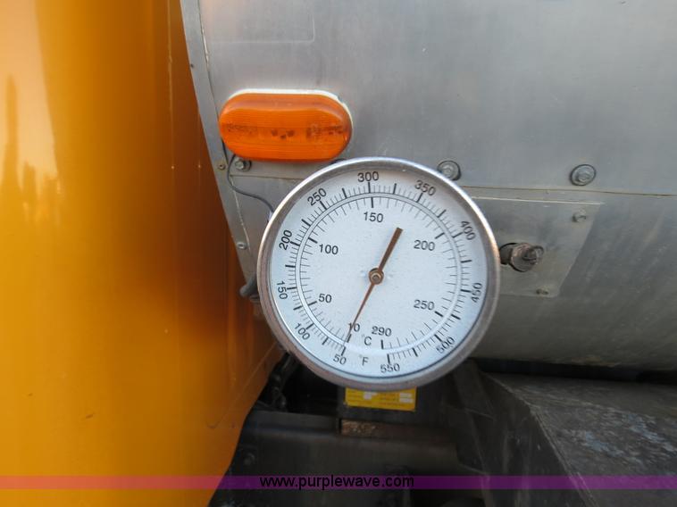 image for item F4370 1997 International 4900 oil distribution truck