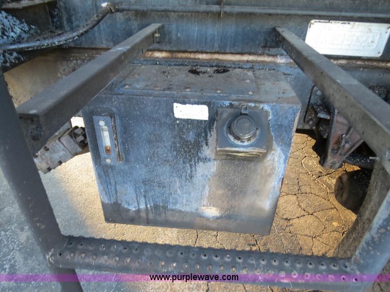 image for item F4370 1997 International 4900 oil distribution truck