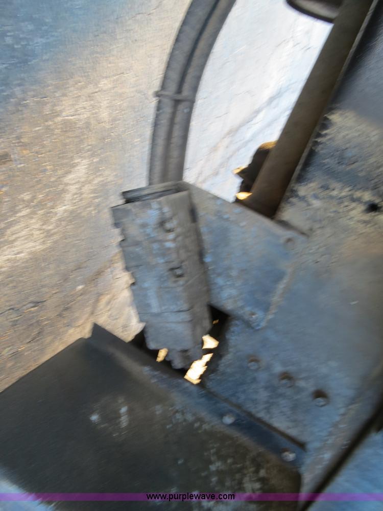 image for item F4370 1997 International 4900 oil distribution truck