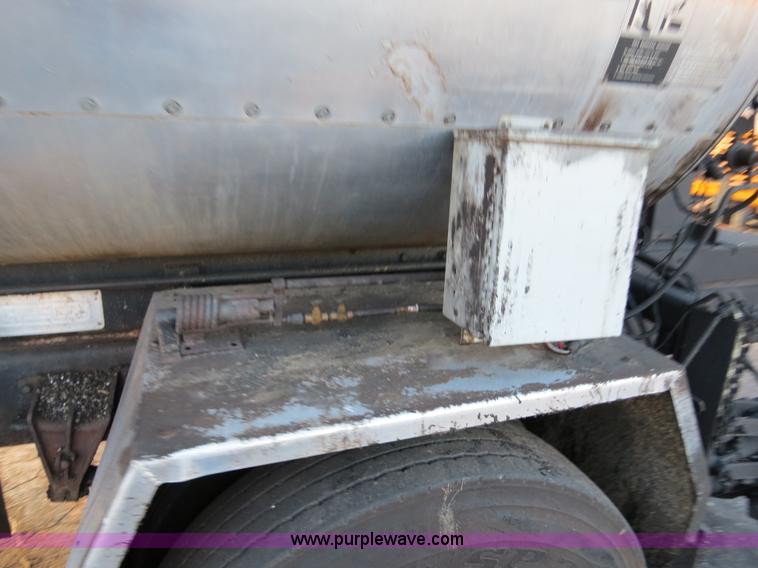 image for item F4370 1997 International 4900 oil distribution truck