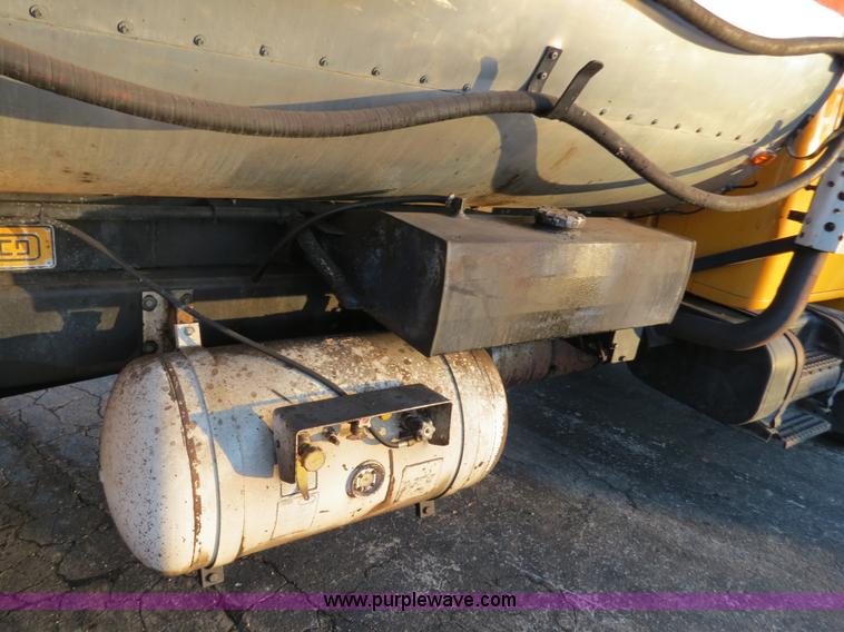 image for item F4370 1997 International 4900 oil distribution truck