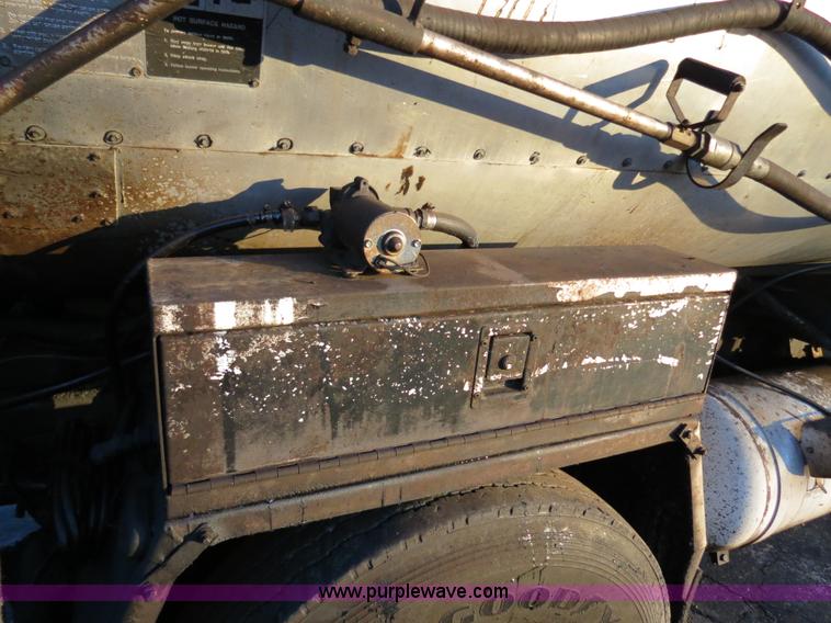 image for item F4370 1997 International 4900 oil distribution truck