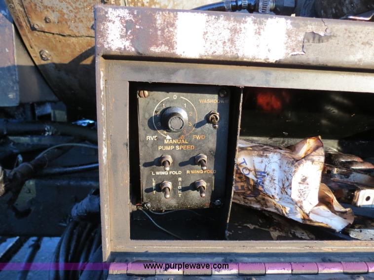 image for item F4370 1997 International 4900 oil distribution truck