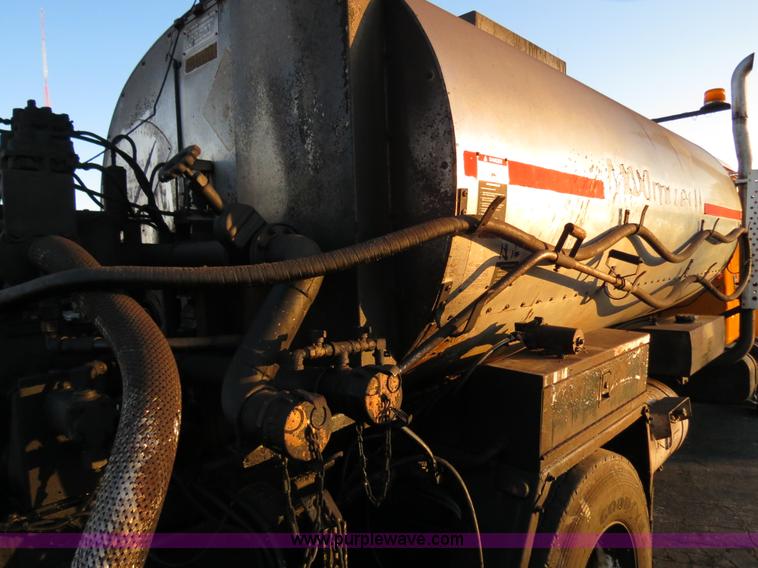 image for item F4370 1997 International 4900 oil distribution truck