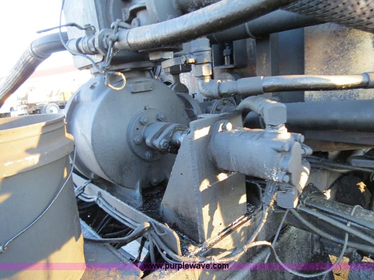 image for item F4370 1997 International 4900 oil distribution truck