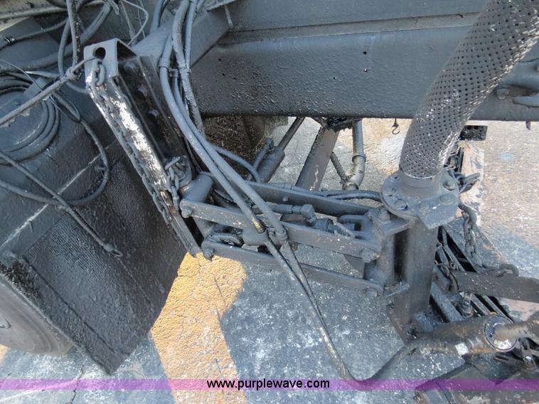 image for item F4370 1997 International 4900 oil distribution truck