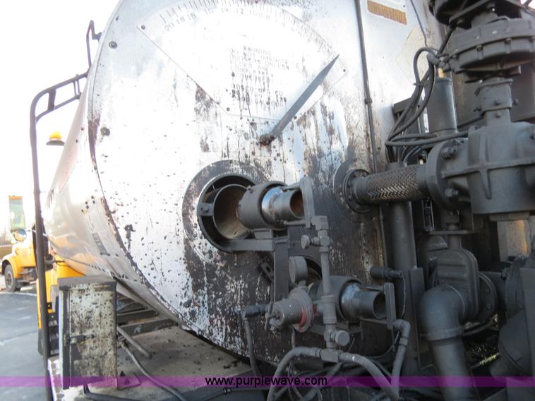 image for item F4370 1997 International 4900 oil distribution truck