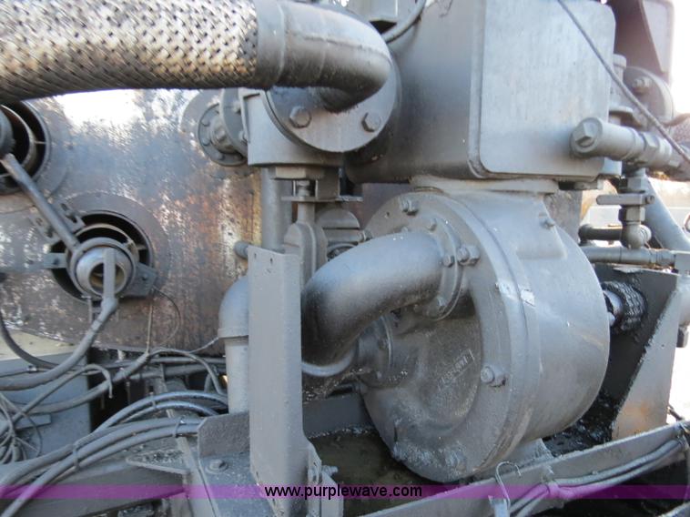 image for item F4370 1997 International 4900 oil distribution truck