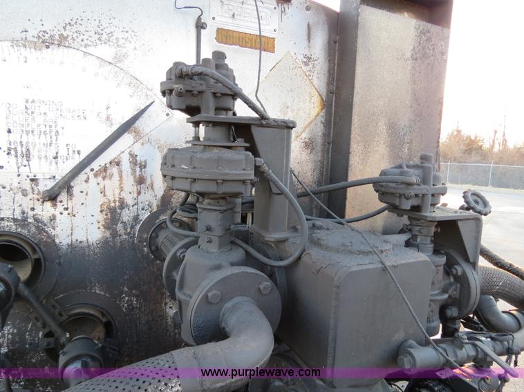 image for item F4370 1997 International 4900 oil distribution truck