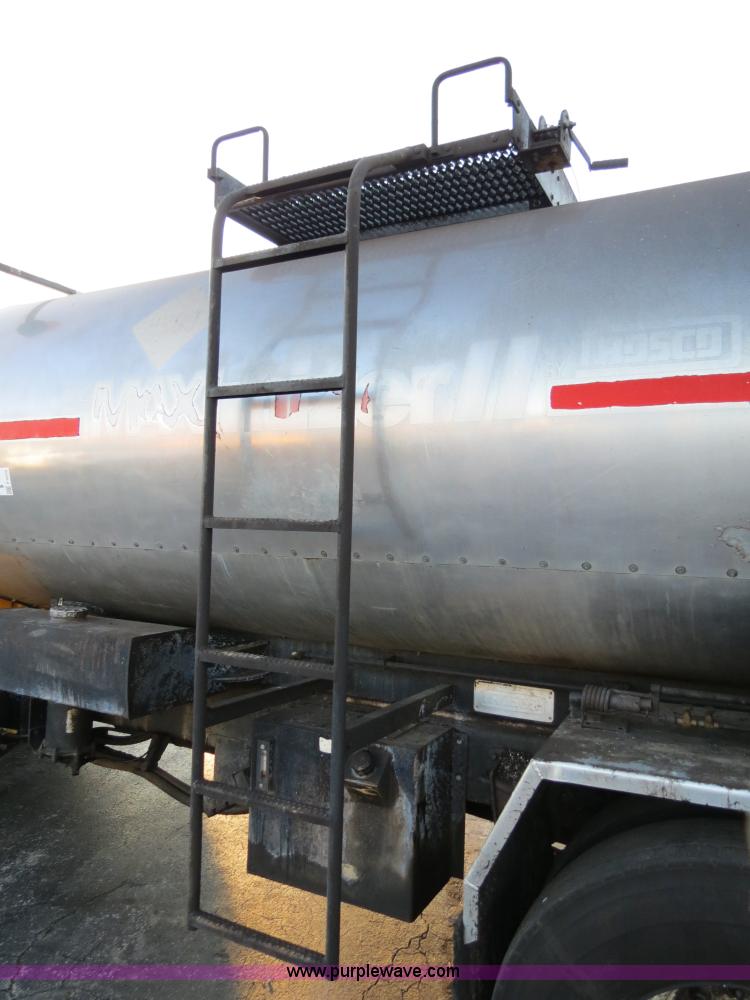 image for item F4370 1997 International 4900 oil distribution truck