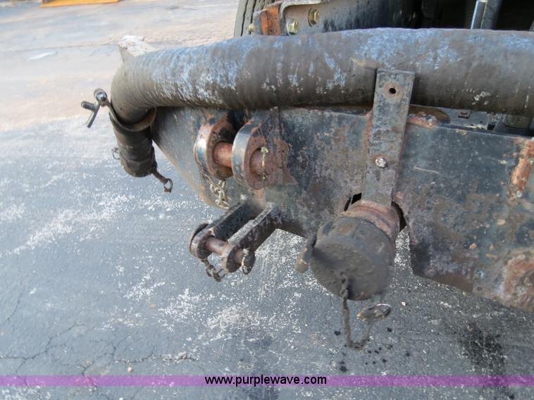 image for item F4370 1997 International 4900 oil distribution truck