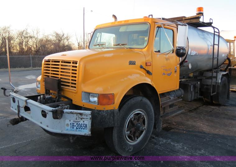 image for item F4371 1996 International 4900 oil distribution truck