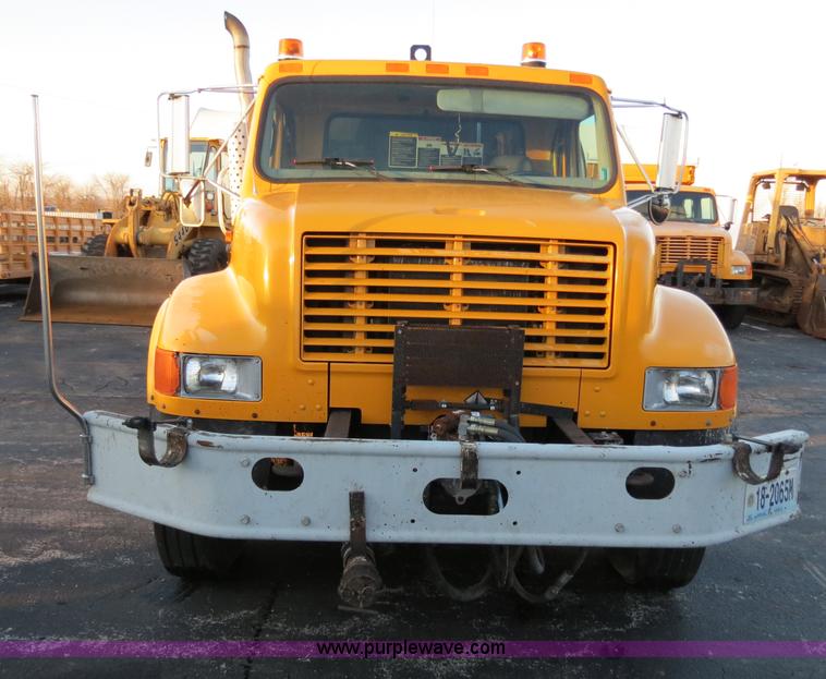 image for item F4371 1996 International 4900 oil distribution truck