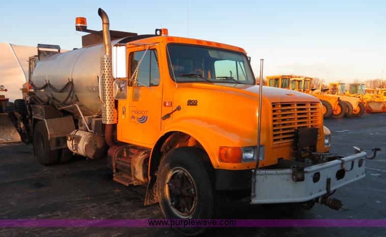 image for item F4371 1996 International 4900 oil distribution truck