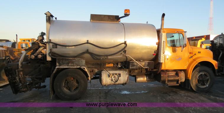 image for item F4371 1996 International 4900 oil distribution truck