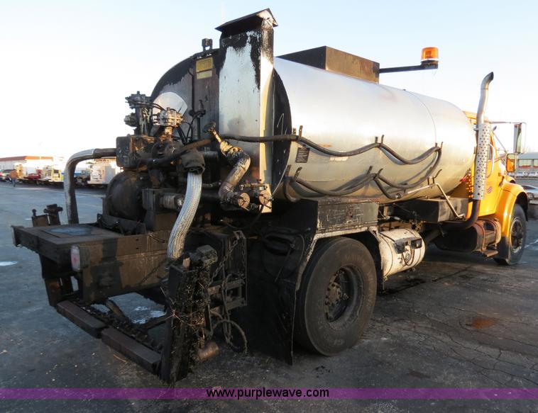 image for item F4371 1996 International 4900 oil distribution truck