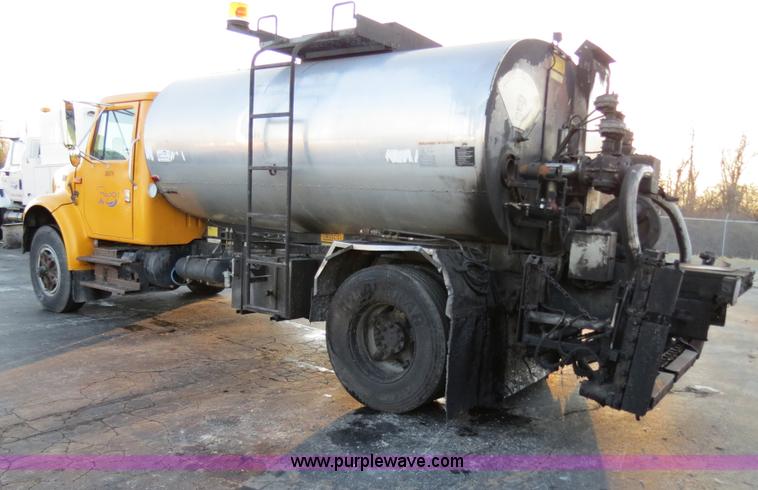 image for item F4371 1996 International 4900 oil distribution truck